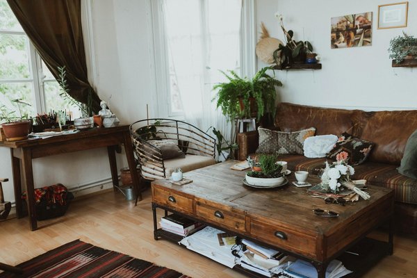 Transformez votre salon étroit en un espace de lecture chaleureux et éclairé : conseils pratiques à découvrir