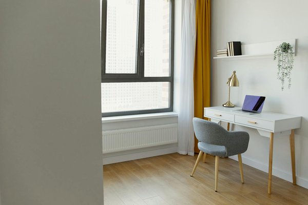 Créer un coin lecture douillet et accueillant dans votre salon ouvert