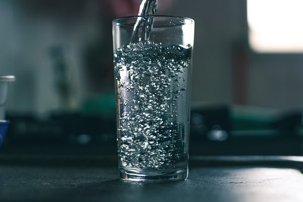 Filtre à eau potable maison : la qualité accessible et durable