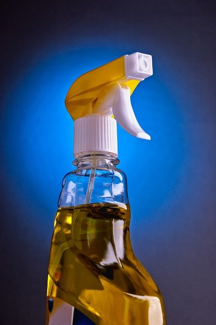 Faire ses produits d'entretien maison : astuces et recettes faciles